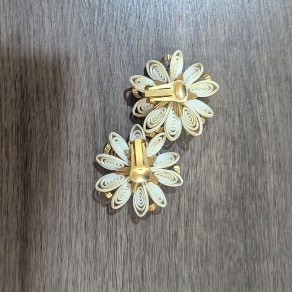 1950s Large Plastic Rhinestone Flower Clip-On Earrings Gold & Cream Vintage Char - Picture 4 of 6